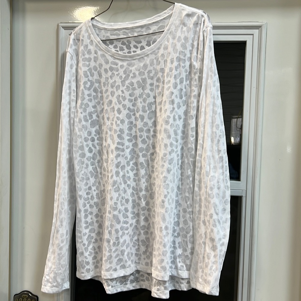 LN women’s DSG sheer white leopard 🐆 top size 2XL